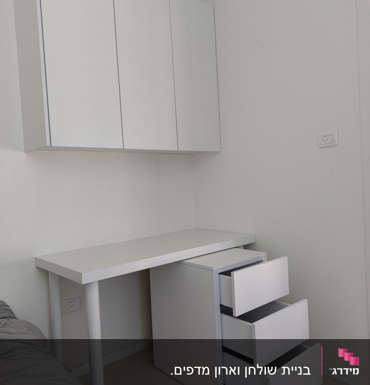 שולחן עבודה עם מגירות פתוחות וארון תלוי